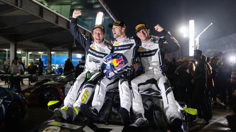 Valentino Rossi leggenda anche in auto: vince a Indianapolis 17 anni dopo il trionfo MotoGP [GALLERY]