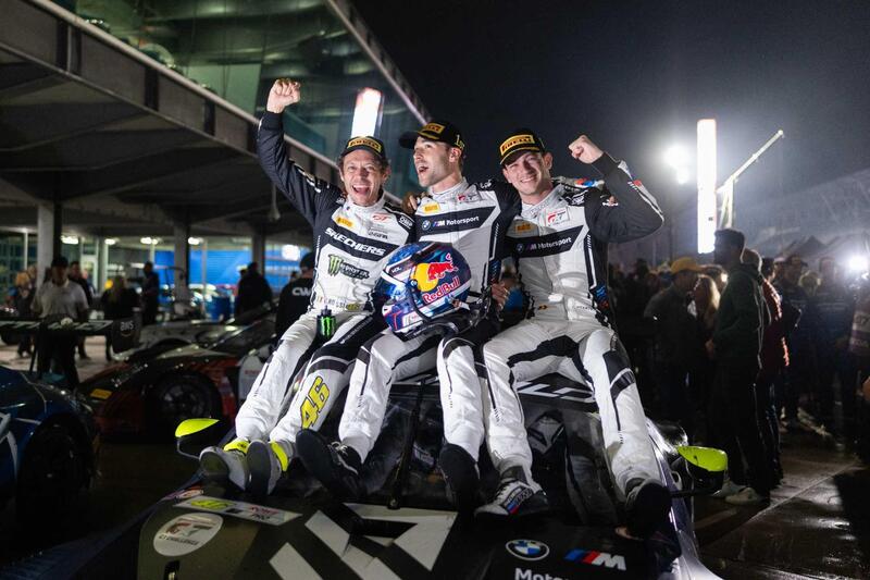 Valentino Rossi leggenda anche in auto: vince a Indianapolis 17 anni dopo il trionfo MotoGP [GALLERY]