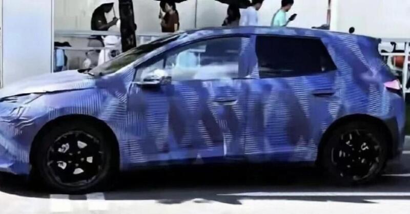 BYD Dolphin 2026: arriva la compatta elettrica con oltre 520 km di autonomia e trazione posteriore.