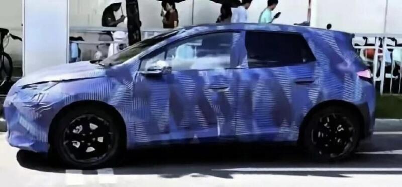 BYD Dolphin 2026: arriva la compatta elettrica con oltre 520 km di autonomia e trazione posteriore.