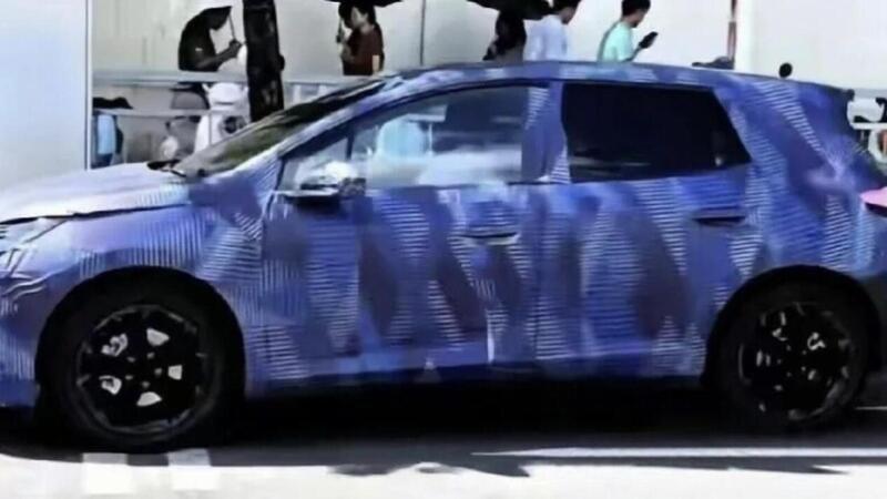 BYD Dolphin 2026: arriva la compatta elettrica con oltre 520 km di autonomia e trazione posteriore.