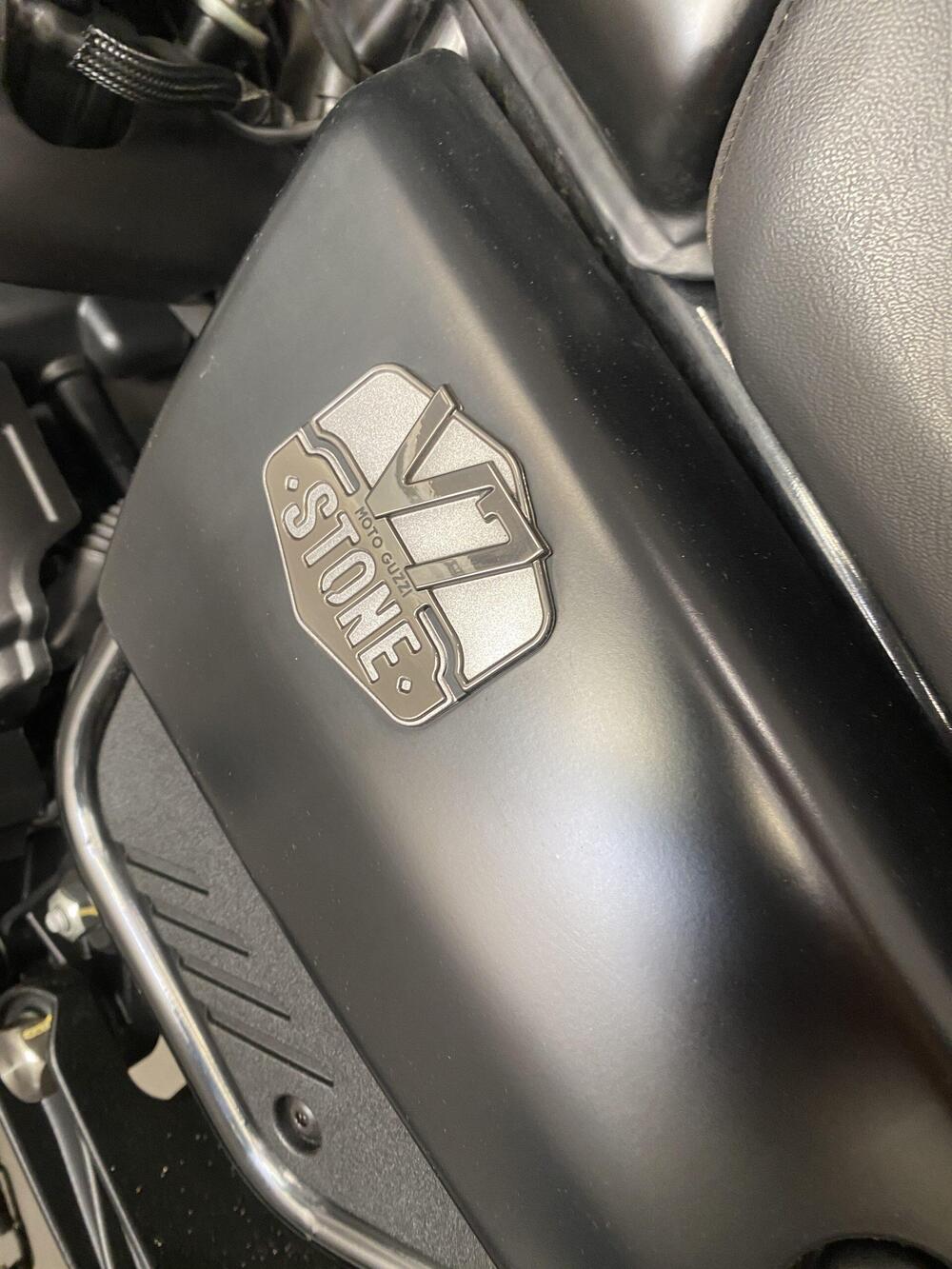 Moto Guzzi V7 Stone (2021 - 24) (2)