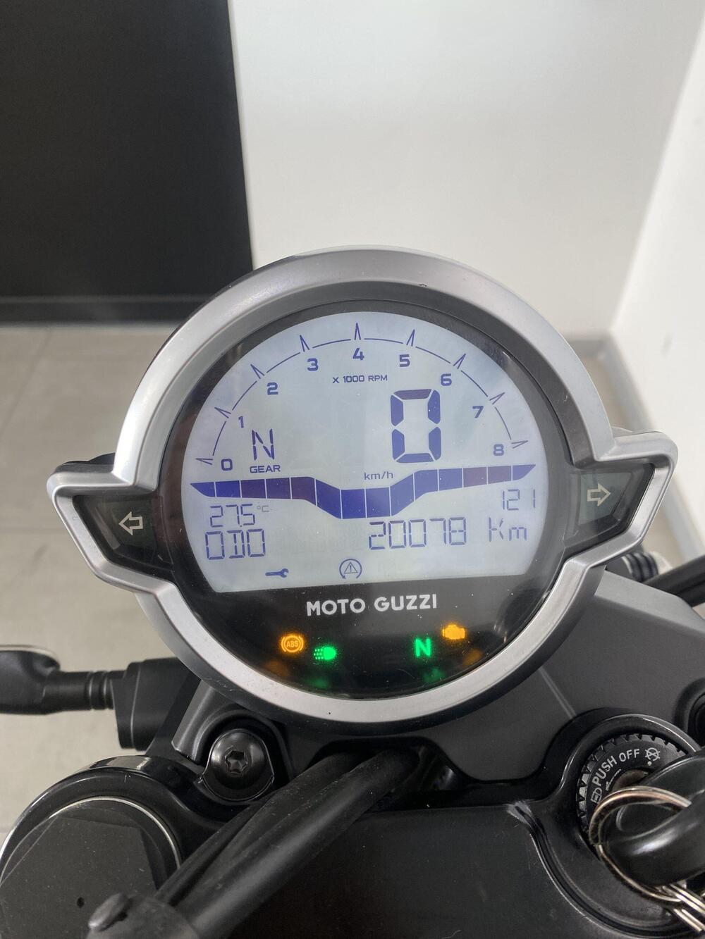 Moto Guzzi V7 Stone (2021 - 24) (3)