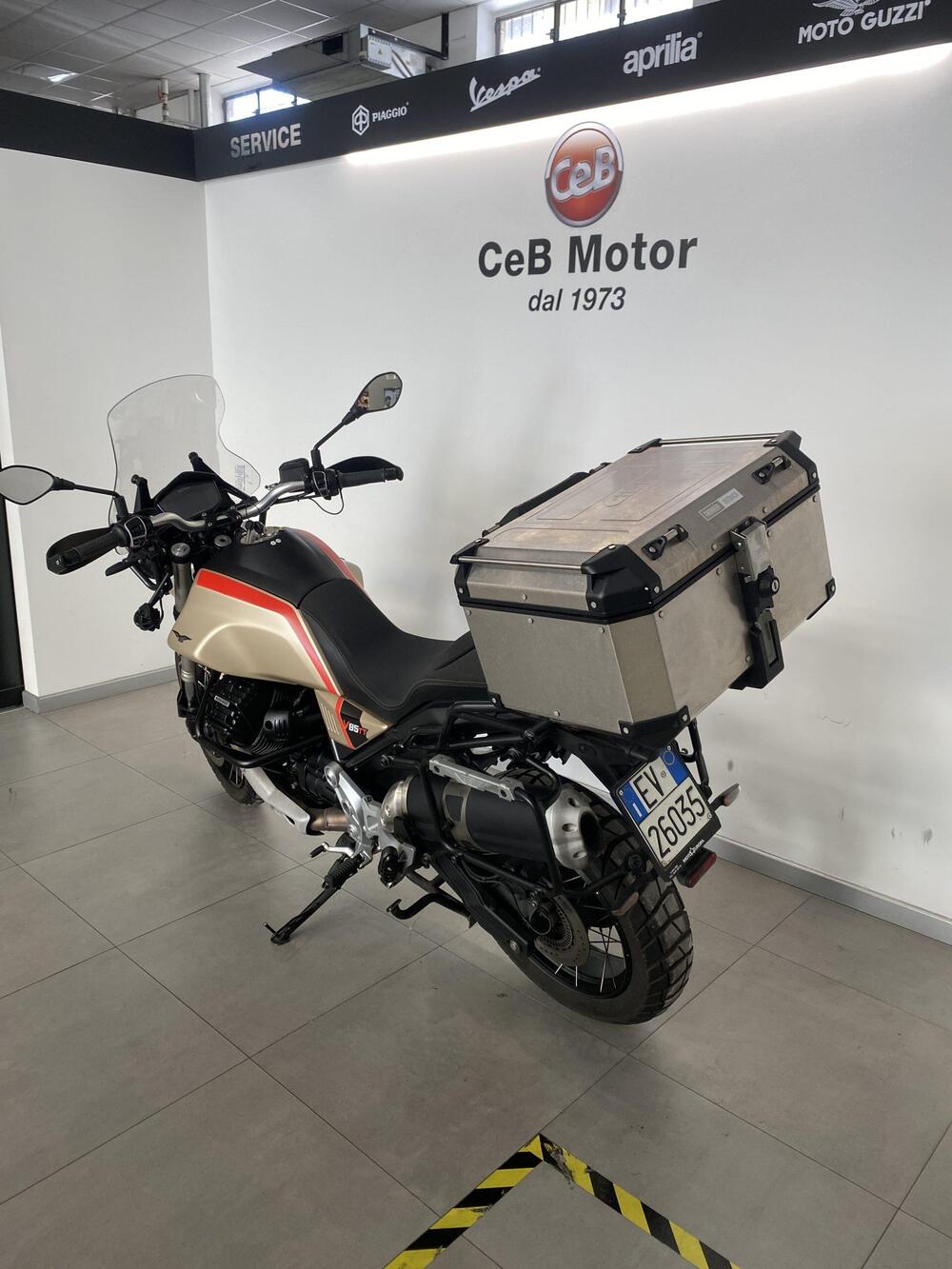 Moto Guzzi V85 TT Travel (2021 - 23) (2)