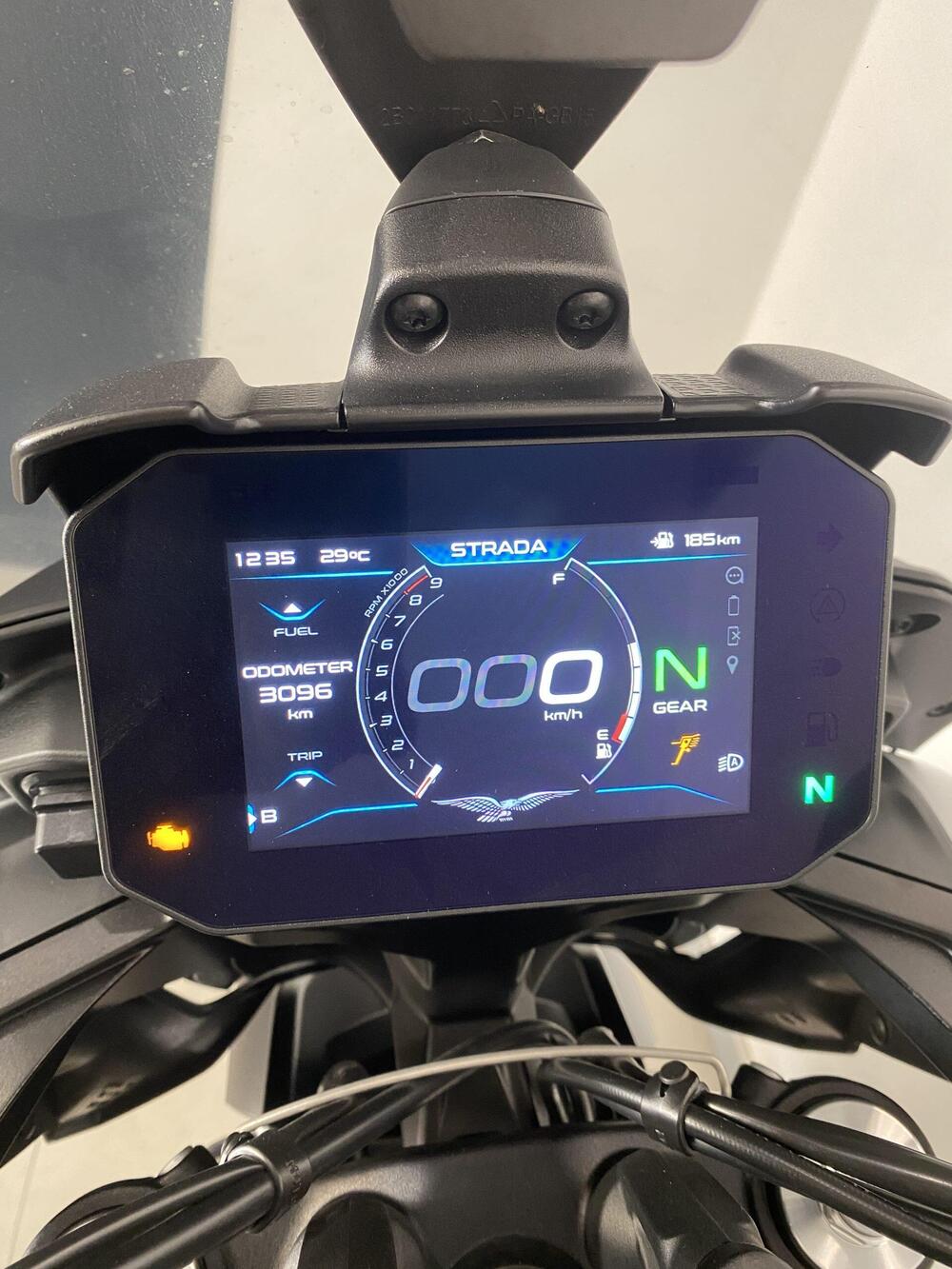 Moto Guzzi V85 Strada (2024 - 26) (2)