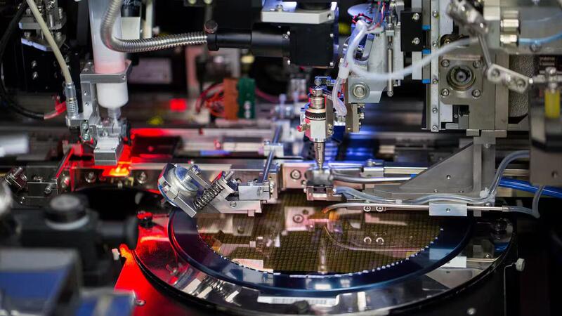 Una macchina per il die bonding assembla i chip
