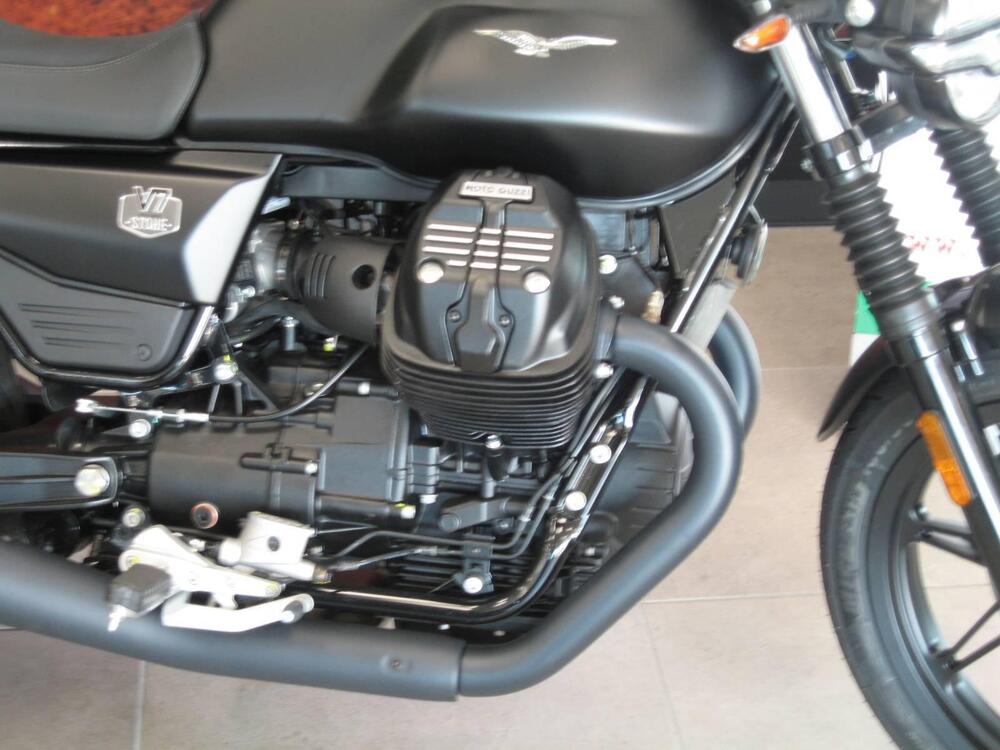 Moto Guzzi V7 Stone (2025 - 26) (4)