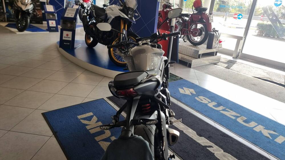 Triumph Street Triple 765 R (2023 - 26) (14)