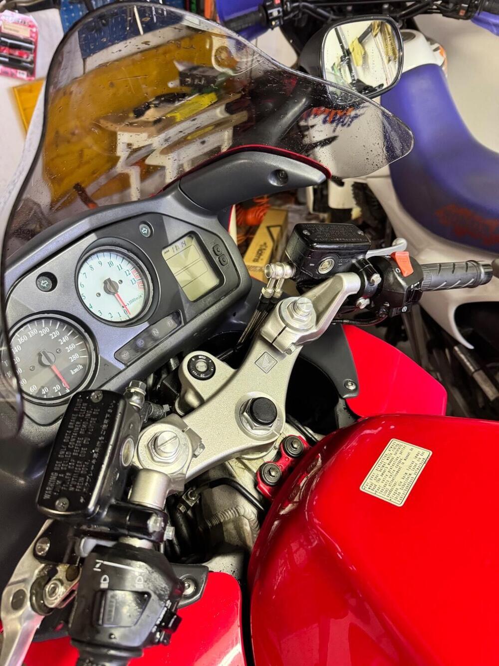 Honda VFR 800 (1998 - 01) (10)