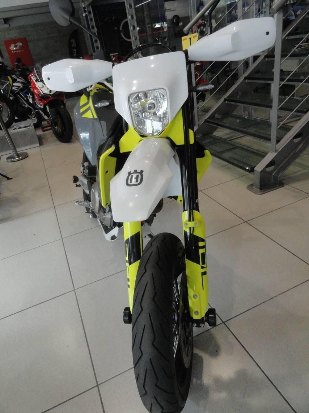 Husqvarna 701 Supermoto (2023 - 25) (4)