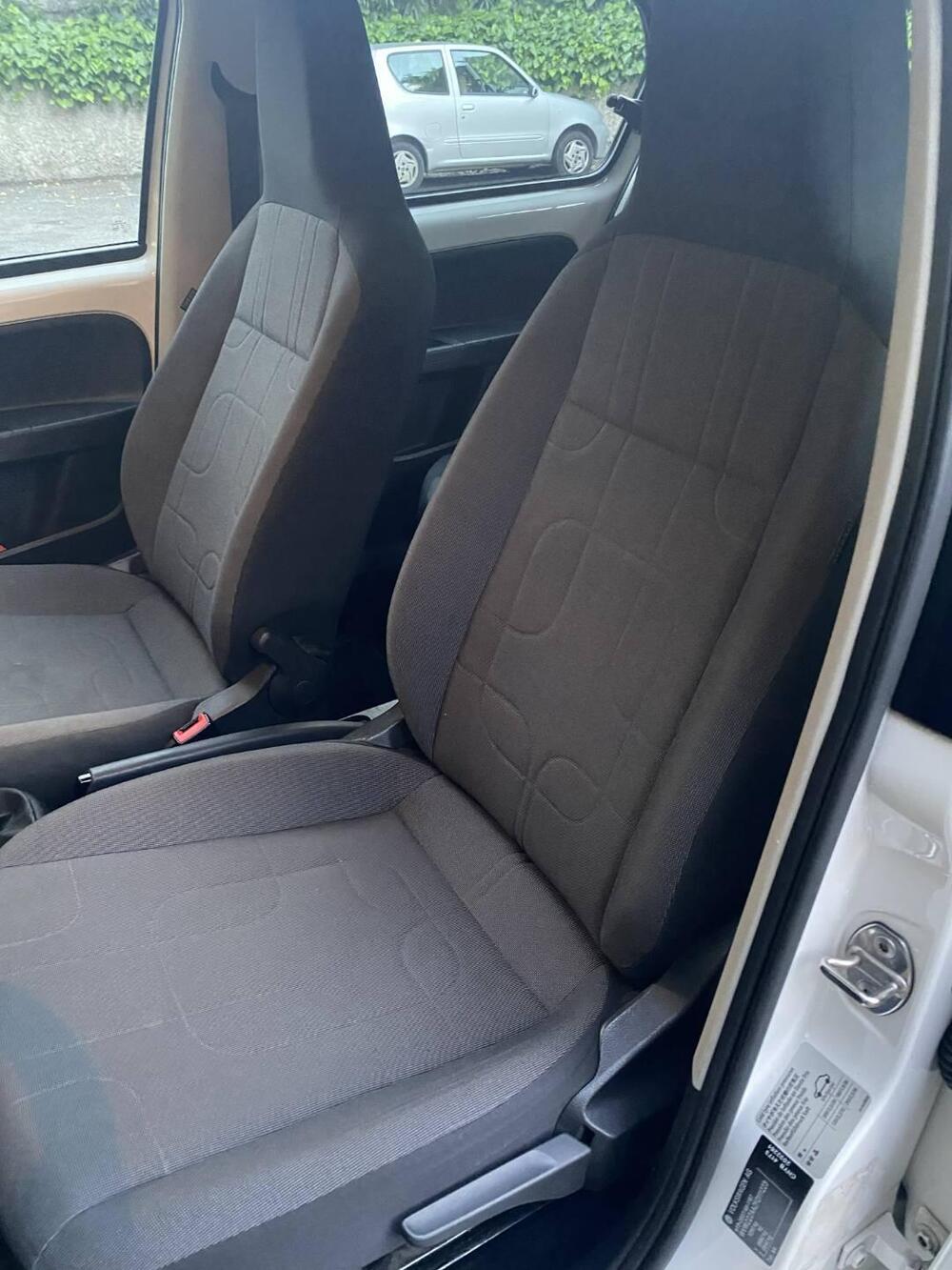 Volkswagen up! usata a Roma (13)