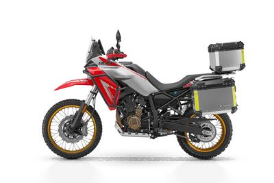 EICMA 2025, QJ Motor: dalla nuova Maxi Enduro all&#039;Adventure media, ecco tutte le novit&agrave; 2026 [GALLERY]