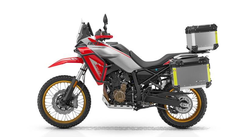 EICMA 2025, QJ Motor: dalla nuova Maxi Enduro all&#039;Adventure media, ecco tutte le novit&agrave; 2026 [GALLERY]