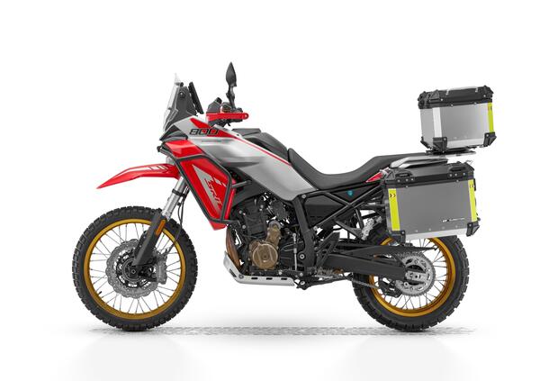 EICMA 2025, QJ Motor: dalla nuova Maxi Enduro all'Adventure media, ecco tutte le novità 2026 [GALLERY]