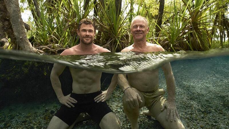 Chris Hemsworth affronta l&rsquo;Alzheimer del padre in moto. Un viaggio attraverso l&#039;Australia che &egrave; diventato un docufilm &ldquo;A Road Trip to Remember&rdquo;