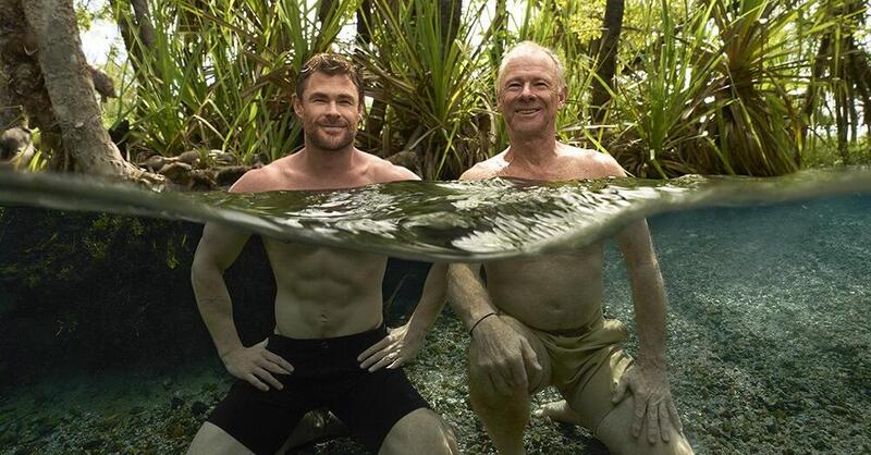 Chris Hemsworth affronta l&rsquo;Alzheimer del padre in moto. Un viaggio attraverso l&#039;Australia che &egrave; diventato un docufilm &ldquo;A Road Trip to Remember&rdquo;