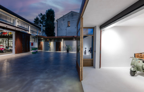 Viaggio nel tempo in sella alla Vespa