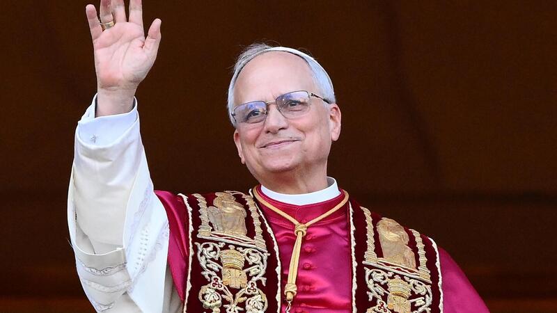 Il Papa prova la MotoGP di Valentino Rossi! Ed &egrave; subito ginocchio a terra [VIDEO]