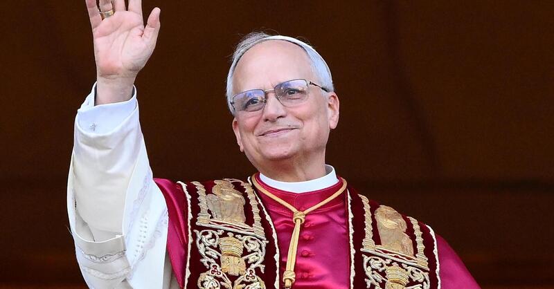 Il Papa prova la MotoGP di Valentino Rossi! Ed &egrave; subito ginocchio a terra [VIDEO]