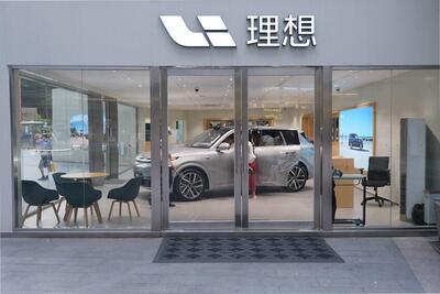 Il taglio dei prezzi delle auto elettriche affonda i concessionari: cosa succede in Cina?