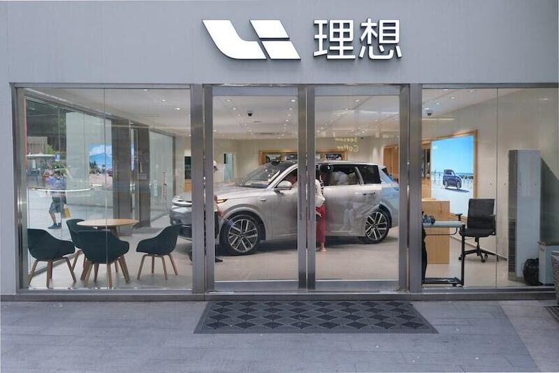 Il taglio dei prezzi delle auto elettriche affonda i concessionari: cosa succede in Cina?