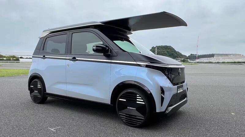 Nissan rivoluziona l&rsquo;elettrico: ecco l&rsquo;auto che si ricarica da sola con il sole