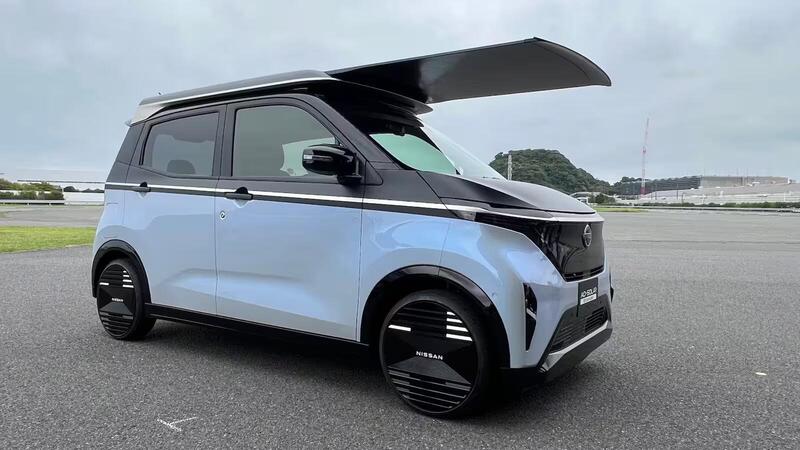 Nissan rivoluziona l&rsquo;elettrico: ecco l&rsquo;auto che si ricarica da sola con il sole