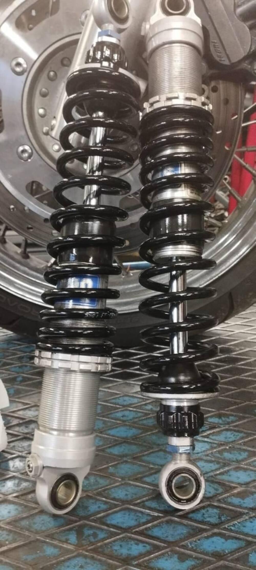 ammortizzatori ohlins 2 reg. per triumph bonnevil Öhlins (3)