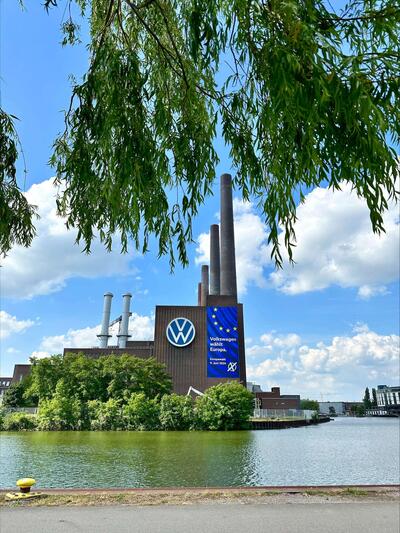 Volkswagen chiede aiuti per l&#039;elettrico mentre taglia 46.500 posti: &quot;Dateci incentivi o affondiamo&quot;