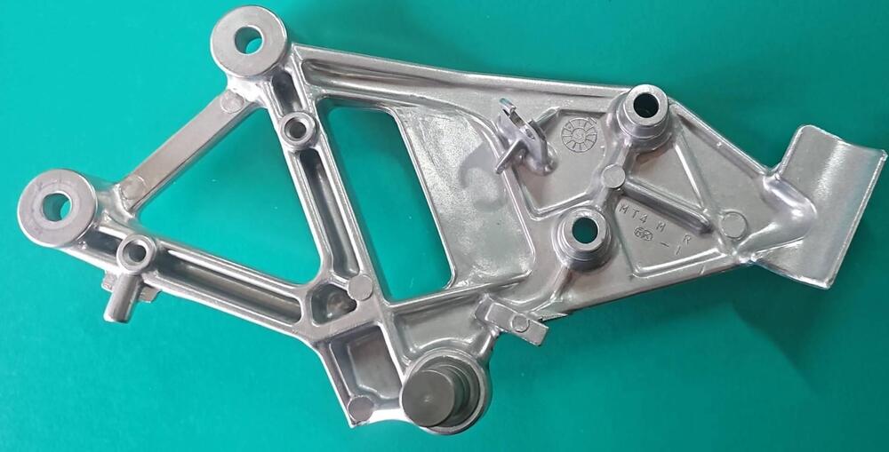 50600MT4000 Supporto pedana VFR 750 Honda (2)