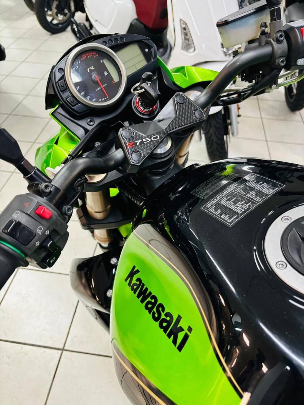 Kawasaki Z 750 R (2011 - 14) (2)