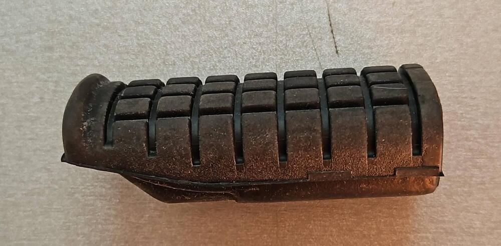 50611ke7000 Gradino in gomma VF400F Honda (2)