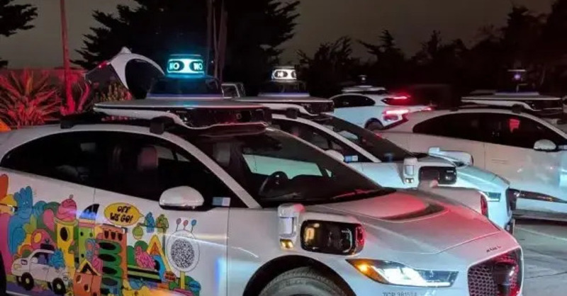 San Francisco impazzisce: 50 auto Waymo bloccate da un gruppo di geek in un vicolo cieco