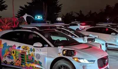 San Francisco impazzisce: 50 auto Waymo bloccate da un gruppo di geek in un vicolo cieco