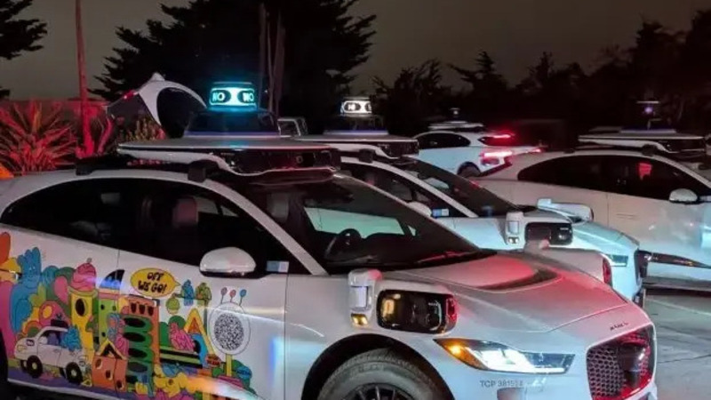 San Francisco impazzisce: 50 auto Waymo bloccate da un gruppo di geek in un vicolo cieco