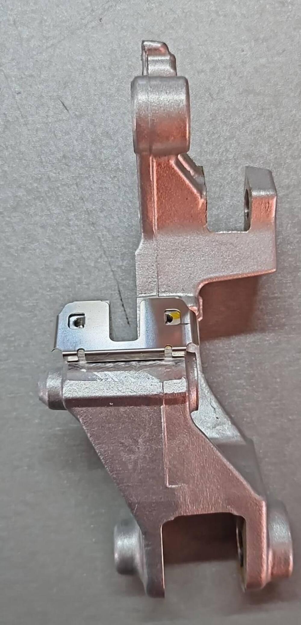 45110MJ6016 Supporto pinza freno NS400 Nissin (2)