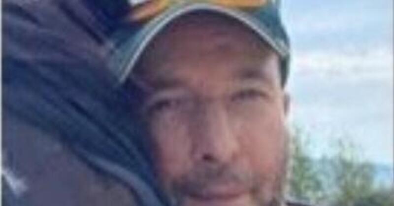 Due fratelli, su due moto differenti, cadono nella stessa curva, uno muore sul colpo