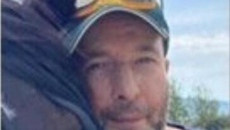 Due fratelli, su due moto differenti, cadono nella stessa curva, uno muore sul colpo