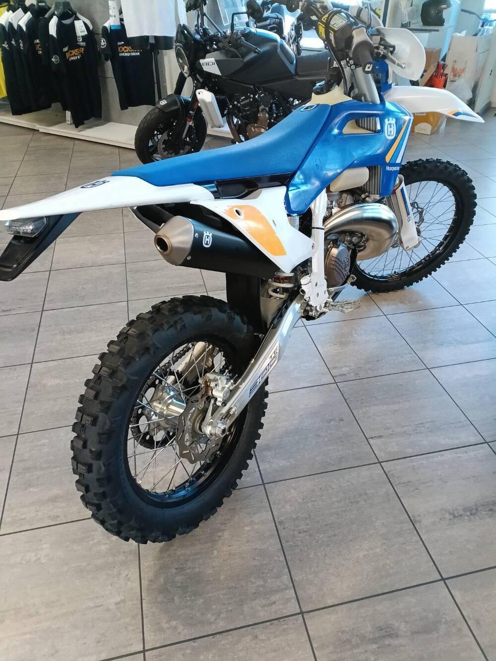 Husqvarna TE 300 Heritage (2025) (4)