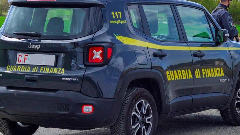 Maxi operazione della Finanza: sequestrati 15 mila caschi contraffatti (e non omologati!) prodotti in Cina e spacciati per Made in Italy