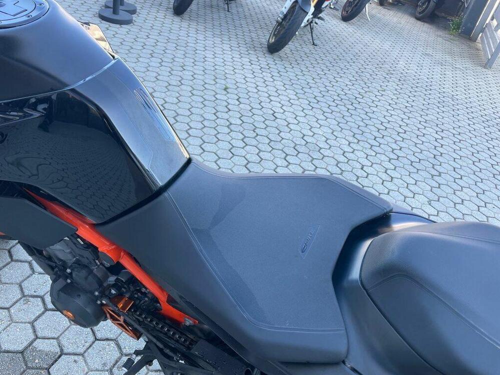KTM 890 Duke R (2021) (5)