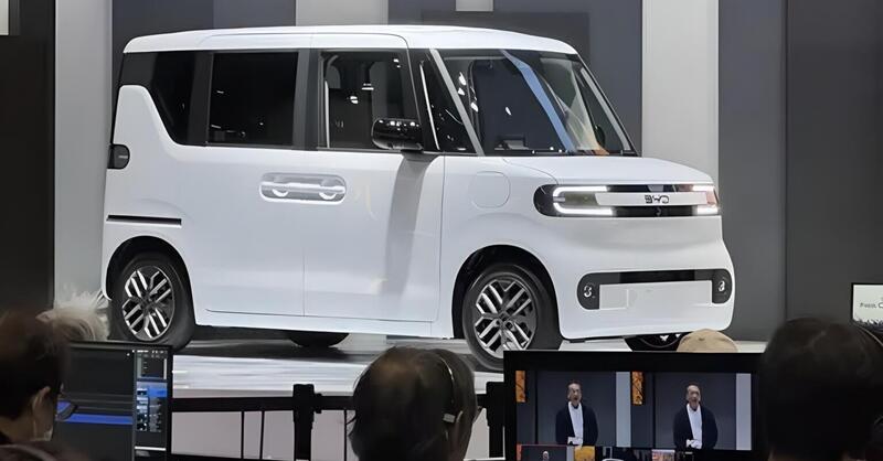 BYD sfida il Giappone con una K-Car da 17.000 dollari: ecco la Racco elettrica