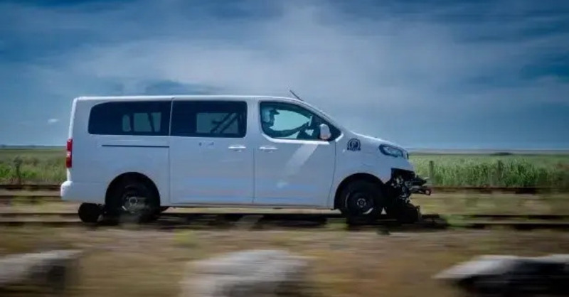 Una nuova era per Peugeot: il Traveller si traforma in un vero treno elettrico senza conducente