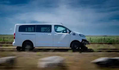 Una nuova era per Peugeot: il Traveller si traforma in un vero treno elettrico senza conducente 
