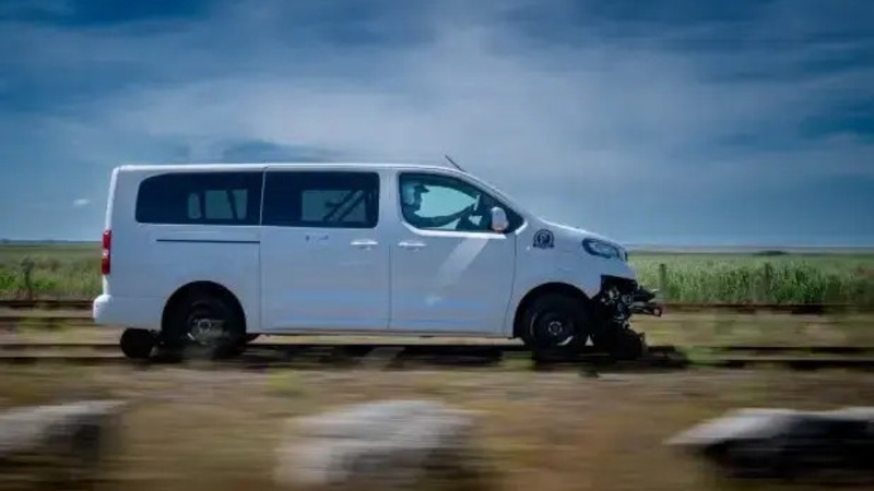 Una nuova era per Peugeot: il Traveller si traforma in un vero treno elettrico senza conducente 