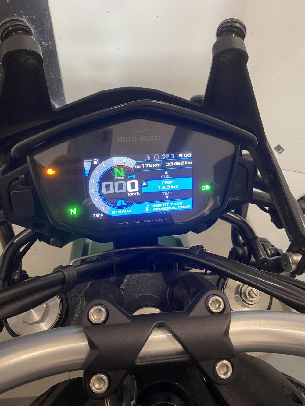 Moto Guzzi V85 TT Centenario (2021 - 22) (3)