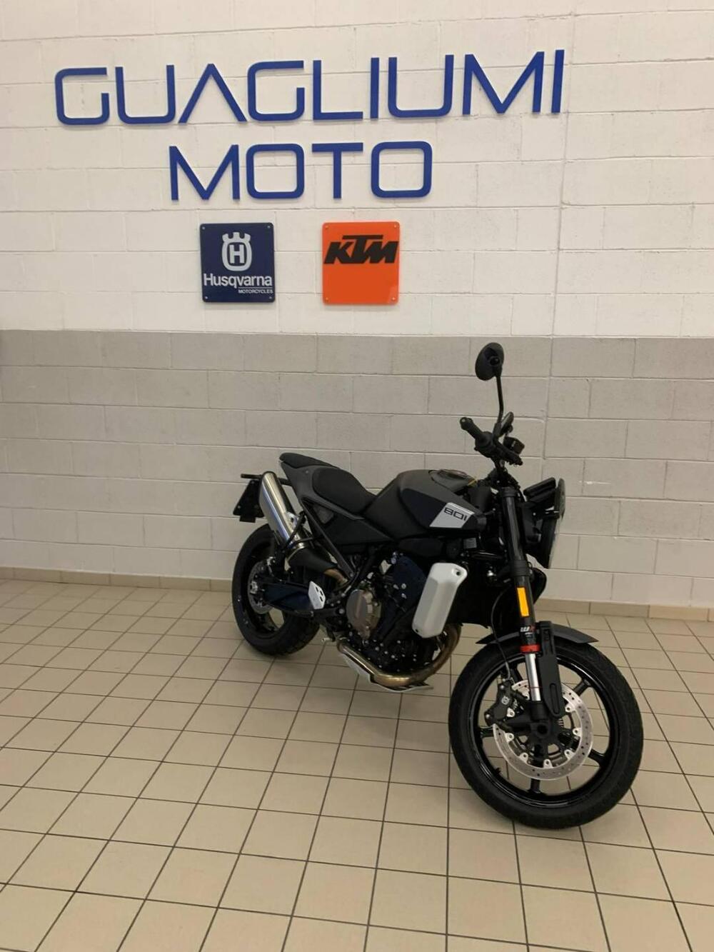 Husqvarna Svartpilen 801 (2024 - 26) (2)