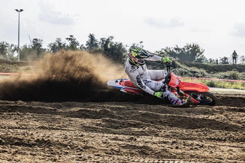 Ma ad un crossista serve davvero altro!? Una bella sponda di sabbia da distruggere e un 2T che suona da paura. What else?