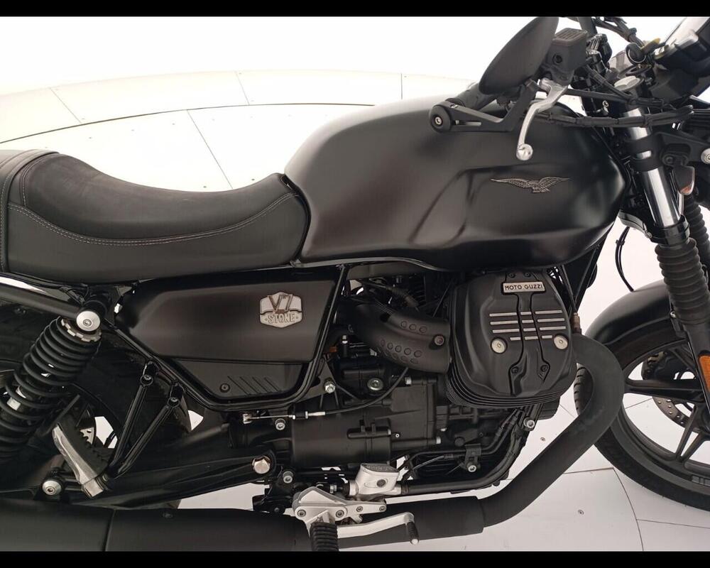 Moto Guzzi V7 Stone (2021 - 24) (9)
