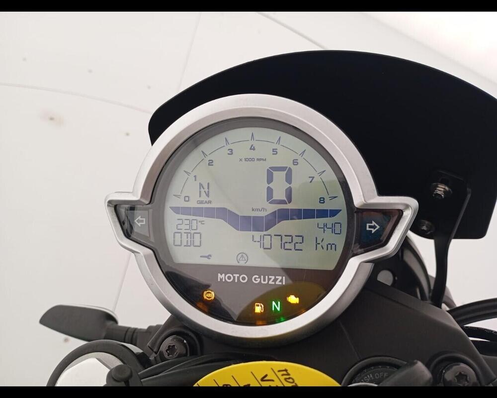 Moto Guzzi V7 Stone (2021 - 24) (13)